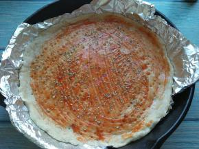 刷一层番茄酱，撒披萨草