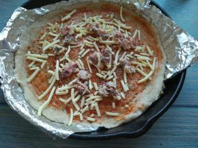 放马苏里拉奶酪，再放金枪鱼