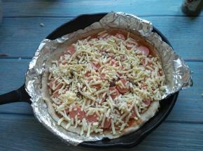 再撒一层马苏里拉和披萨草