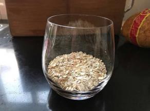 杯底铺上燕麦片