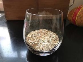 杯底铺上燕麦片