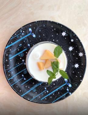 放上芒果丁，点缀薄荷叶