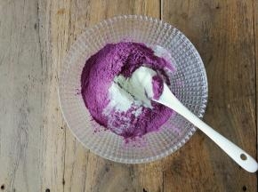 把棉花糖，果干剪成小粒备用，紫薯粉+奶粉混合均匀备用