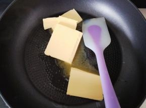 备一个不粘平底锅，倒入黄油小火融化