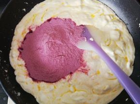 把混合好的紫薯奶粉倒入锅中，搅拌均匀