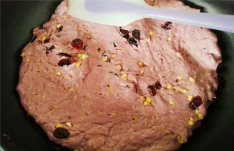 再果干和花生碎倒入混合均匀