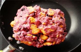 千丝万缕的缠绕，把小葫芦饼干包裹进去