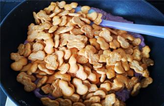 再把小葫芦饼干倒入混合