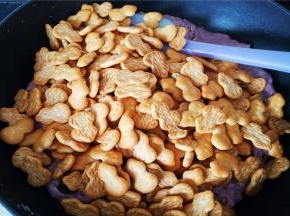 再把小葫芦饼干倒入混合