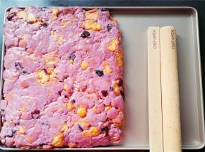 备好学厨的牛轧糖三件套开始整形，轻松搞定