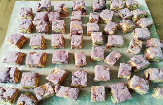 把每块雪花酥沾上雪花粉，切面不沾，只沾正面和底面即可