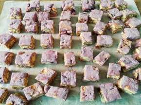 把每块雪花酥沾上雪花粉，切面不沾，只沾正面和底面即可