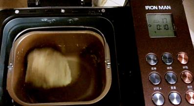 加入黄油继续揉面30分钟，至面团出膜