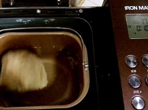 加入黄油继续揉面30分钟，至面团出膜