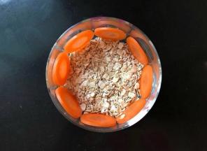 切几片胡萝卜贴在杯壁上