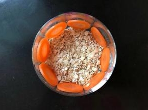 切几片胡萝卜贴在杯壁上