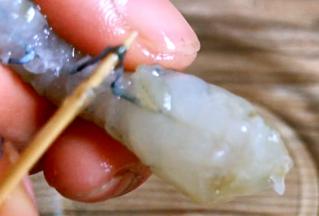 醒面的时候来准备馅料，将基围虾去外皮后挑出虾线，再洗净沥水