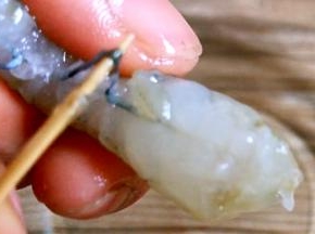 醒面的时候来准备馅料，将基围虾去外皮后挑出虾线，再洗净沥水