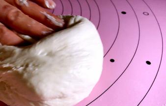 将发酵好的面团揉揉排气