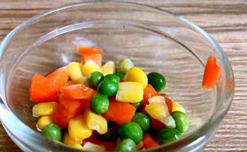 红萝卜丁、玉米粒、青豆焯熟沥水备用