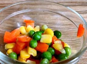 红萝卜丁、玉米粒、青豆焯熟沥水备用