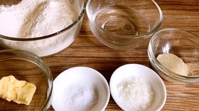 备好披萨皮的材料