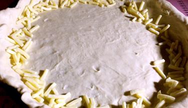 在内边撒上一圈芝士，同时将烤箱200度预热10分钟