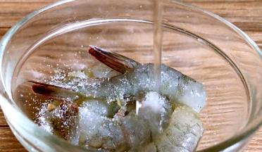 加入盐和料酒拌匀腌制入味