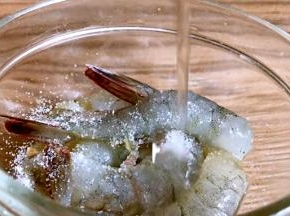 加入盐和料酒拌匀腌制入味
