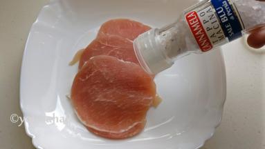 猪排表面撒少许的海盐