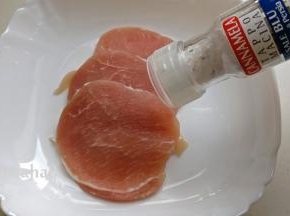 猪排表面撒少许的海盐