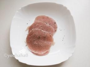 撒少许的黑胡椒碎，腌渍15分钟左右