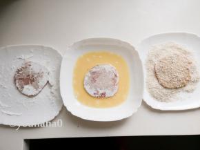 准备3个盘子，从左至右依次为玉米淀粉、鸡蛋液、面包糠，猪排先沾一层玉米淀粉，再放入蛋液中2面沾满蛋液，最后放入面包糠中，2面沾满面包糠
