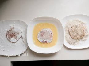 准备3个盘子，从左至右依次为玉米淀粉、鸡蛋液、面包糠，猪排先沾一层玉米淀粉，再放入蛋液中2面沾满蛋液，最后放入面包糠中，2面沾满面包糠