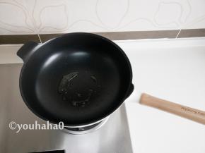锅中放入少许的橄榄油，小火加热