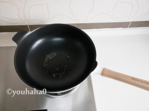 锅中放入少许的橄榄油，小火加热