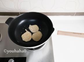 待一面煎黄后翻面