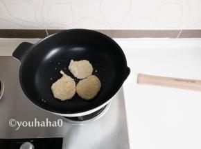 待一面煎黄后翻面