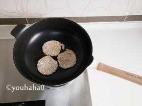 放入猪排小火煎