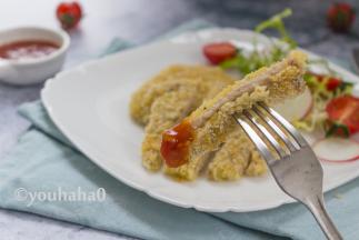 猪排要趁热食用，沾食番茄沙司的口感好不错