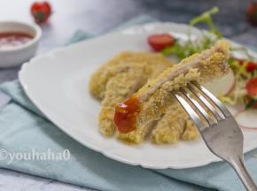 猪排要趁热食用，沾食番茄沙司的口感好不错