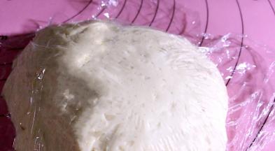 再用保鲜膜封住醒发20分钟左右