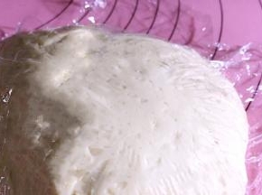 再用保鲜膜封住醒发20分钟左右