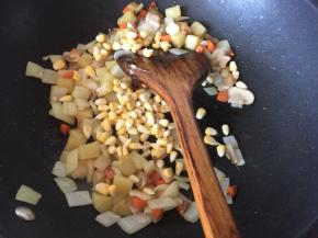 再放入玉米粒炒香