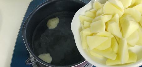 锅里放水倒入土豆块大火煮熟