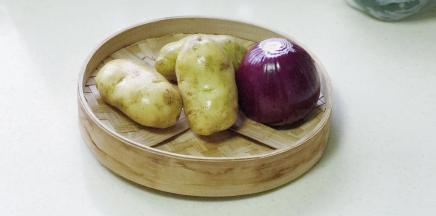 准备土豆和洋葱