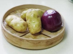 准备土豆和洋葱