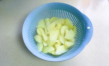 煮熟的土豆沥干水分