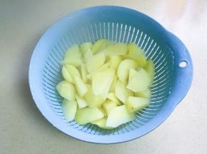 煮熟的土豆沥干水分