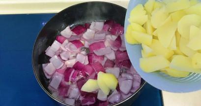 倒入土豆和洋葱一起翻炒